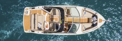 luchtfoto van open boot op zee