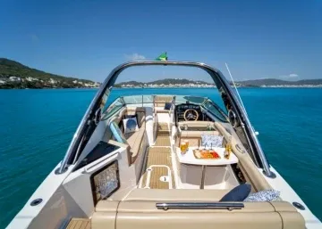 bootinterieur met zitplaatsen en stuur