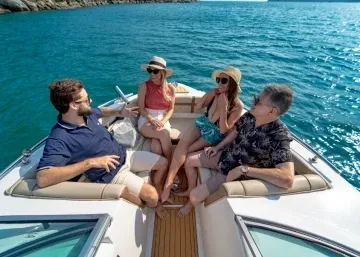 vier personen op de boeg van een boot