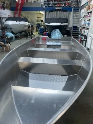 aluminium sloep in loods