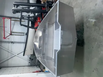 aluminium sloep in loods