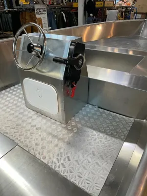 aluminium sloep stuurconsole en dek