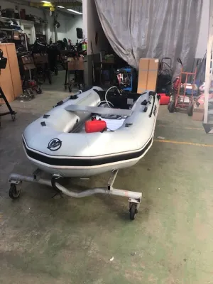 opblaasbare boot in werkplaats