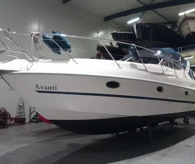 motorboot in binnenloods, zijkant zichtbaar