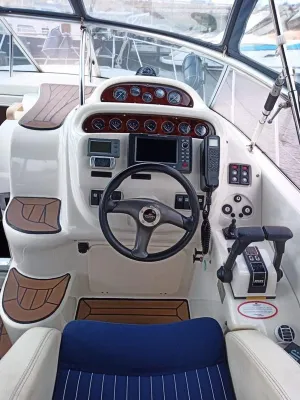 besturingsconsole en cockpit van motorboot