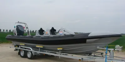 RIB-boot op trailer in een veld