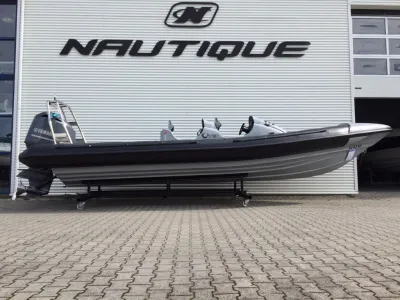 RIB-boot op trailer voor gevel