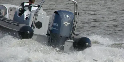 achterzijde van een rib-boot met buitenboordmotor