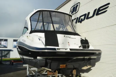 motorjacht op stellingen bij loods