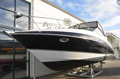 motorjacht op bok voor bedrijfsgebouw