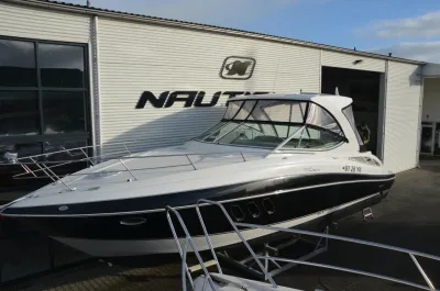 motorjacht buiten voor een loods