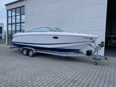 sportboot op trailer voor loods