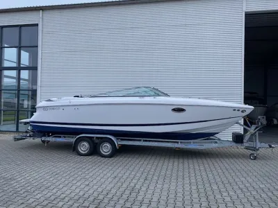 Sportboot op trailer bij bedrijfsgebouw