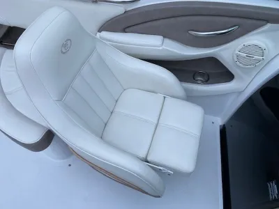 zitstoel en deurpaneel van bootinterieur