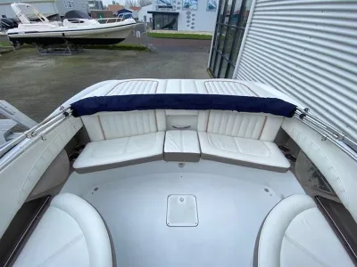 kuip met witte zitbanken en dek