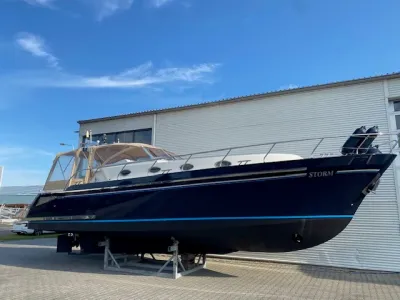 motorjacht op land bij loods