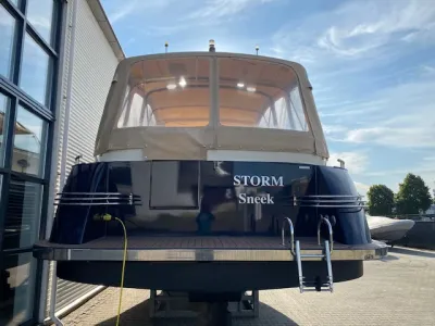 Achterzijde van motorjacht op helling