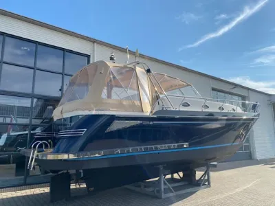 motorjacht op bokken bij loods