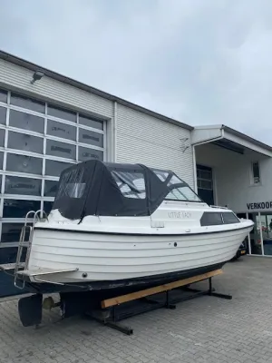 motorboot met zwarte kap voor loods