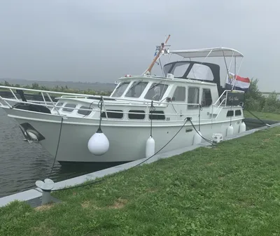 motorjacht aangemeerd langs de wal