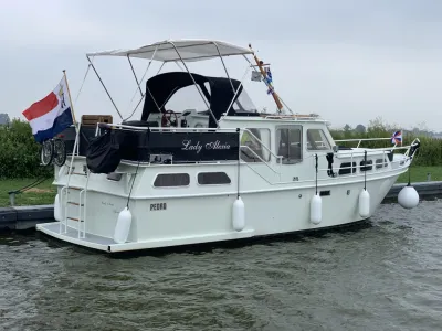 motorjacht aangemeerd langs kade