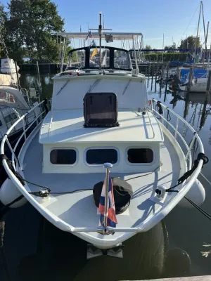 motorjacht afgemeerd in jachthaven