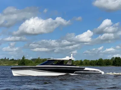 motorjacht op open water met blauwe lucht