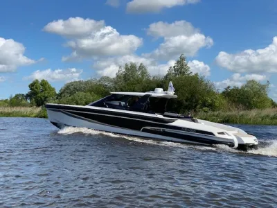 modern motorjacht varend bij een groene oever