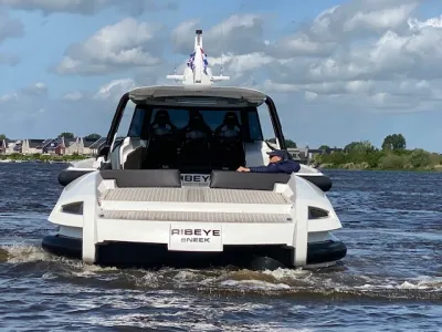 achteraanzicht motorjacht op open water