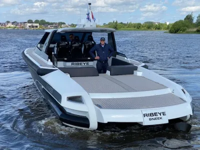 motorjacht op water met persoon op achterdek