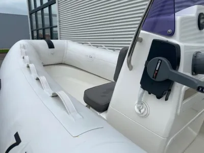 interieur van opblaasbare reddingsboot