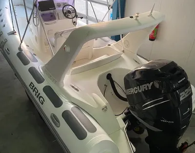RIB-boot in hal met buitenboordmotor