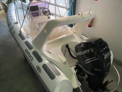 RIB in binnenruimte met buitenboordmotor