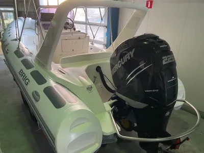 RIB in binnenruimte op trailer