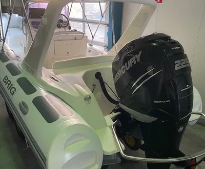 ribboot met buitenboordmotor in opslag