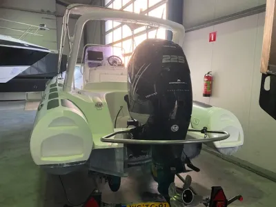 rubberboot met buitenboordmotor in loods