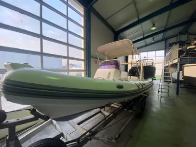 rubberboot op trailer in loods