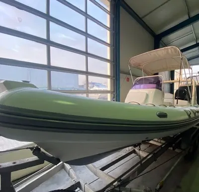 RIB op trailer in opslaghal
