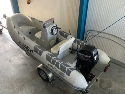 RIB op trailer in binnenloods