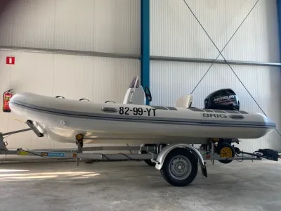 RIB op trailer in loods