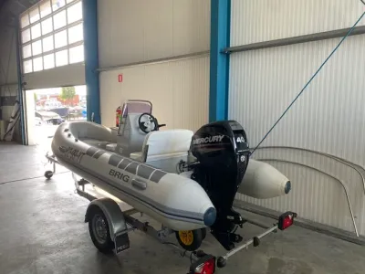 RIB op trailer in loods