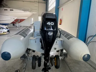 RIB met buitenboordmotor in opslaghal