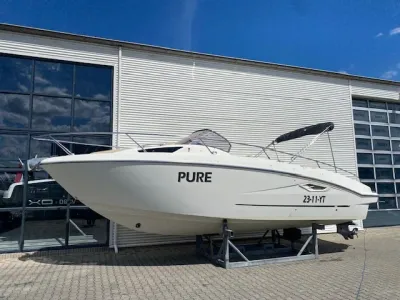 motorboot op bokken bij gebouw