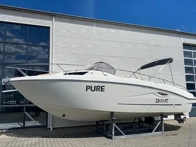 sportieve weekender op bok naast loods