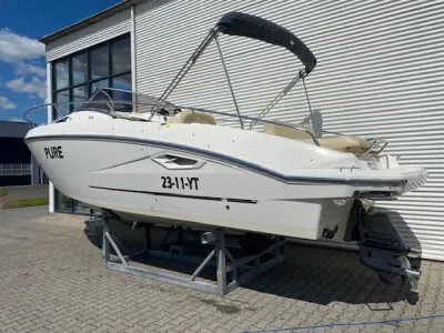 witte boot op standaard naast gebouw