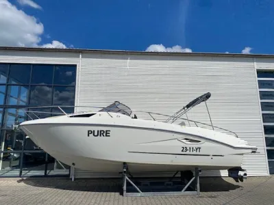 wit motorjacht op bok voor bedrijfsgebouw