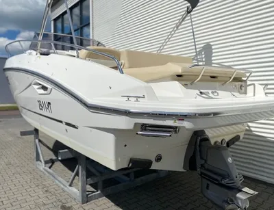 achterzijde van een motorboot op stelling