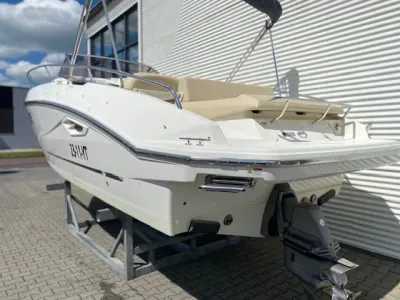 achterzijde van motorboot op bok