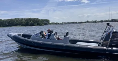 RIB boot op open water met bestuurder