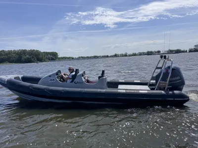 RIB met stuurconsole op open water